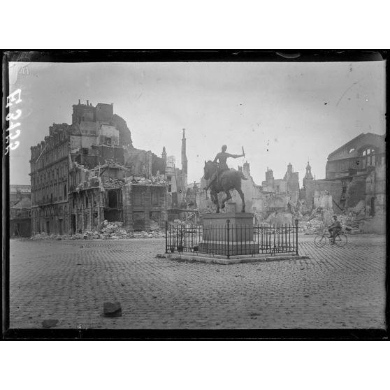 Reims. La Place du Parvis et la statue de Jeanne d'Arc. [légende d'origine]