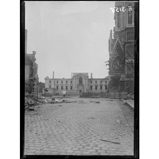 Reims. La Place du Parvis, au fond le Palais de Justice, à gauche l'Hôtel du Lion d'Or. [légende d'origine]