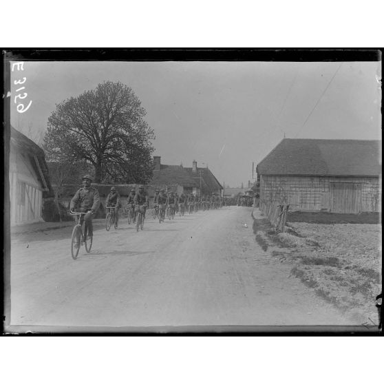 Lhuître. Aube. Arrivée de troupes italiennes. Une compagnie cycliste. [légende d'origine]
