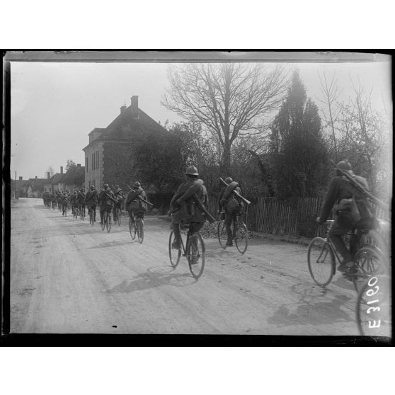 Lhuître. Aube. Arrivée de troupes italiennes. Une compagnie cycliste. [légende d'origine]