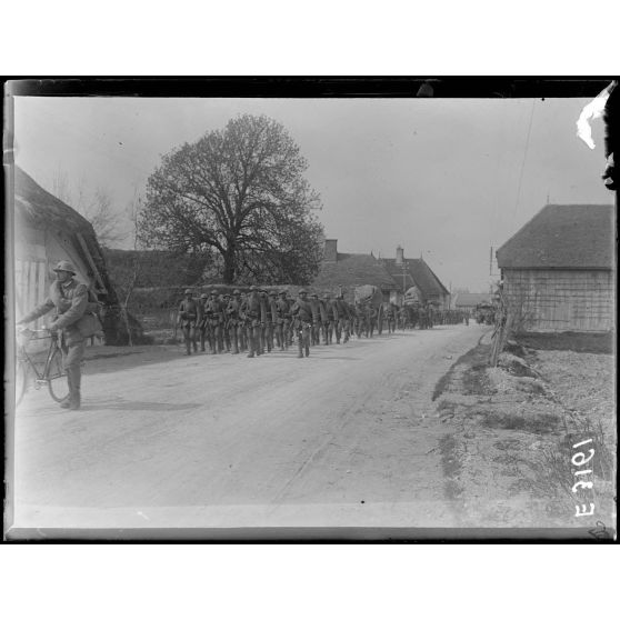 Lhuître. Aube. Arrivée de troupes italiennes. Compagnie mitrailleurs. [légende d'origine]