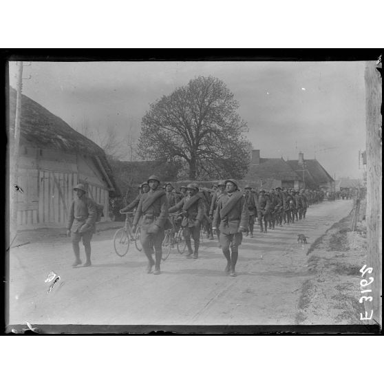 Lhuître. Aube. Arrivée de troupes italiennes. Compagnie de mitrailleurs. [légende d'origine]