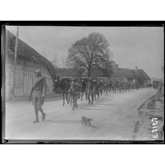 Lhuître. Aube. Arrivée de troupes italiennes. Les mitrailleuses. [légende d'origine]