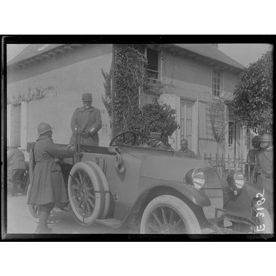 Lhuître. Aube. Le général Béruta monte en auto. [légende d'origine]