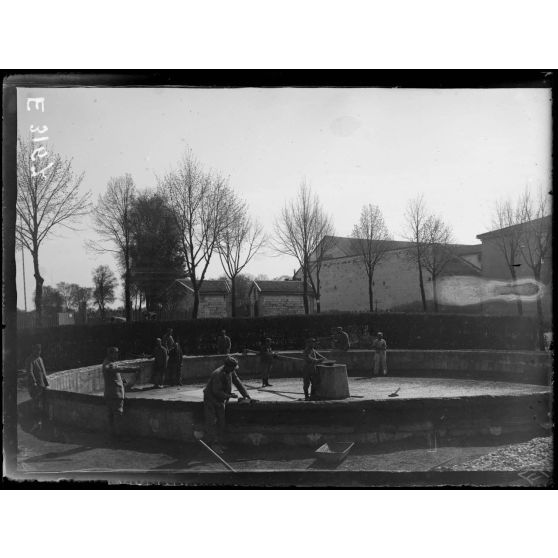 Châlons sur Marne. Soldats du génie italien construisant un bassin. [légende d'origine]