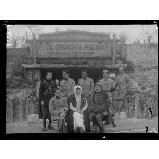 Souain. Marne. Le poste chirurgical Paulinier. Les majors et une infirmière. [légende d'origine]