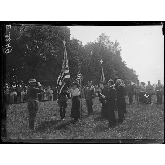 Soulaines. Aube. Remise au 6eme régiment américain de deux drapeaux offerts par les descendants du Maréchal de Rochambeau. Le discours du Marquis de Dampierre. [légende d'origine]