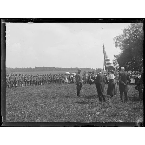 Soulaines. Aube. Remise au 6eme régiment américain de deux drapeaux offerts par les descendants du Maréchal de Rochambeau. Le discours du Marquis de Dampierre. [légende d'origine]
