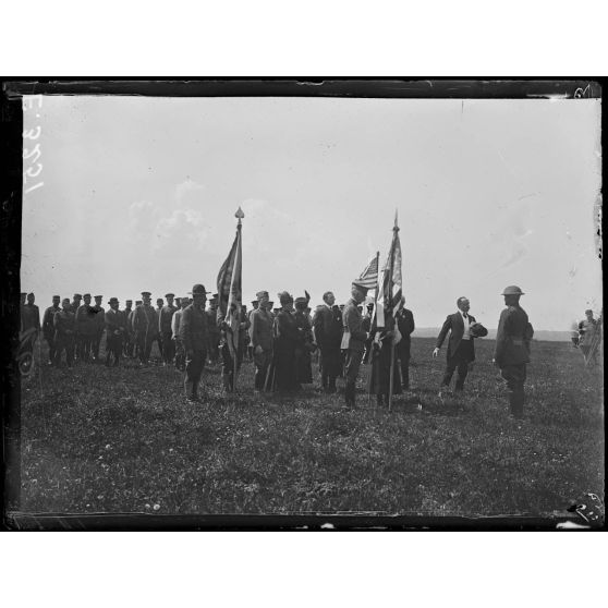 Soulaines. Aube. Remise au 6eme régiment américain de deux drapeaux offerts par les descendants du Maréchal de Rochambeau. La remise de drapeaux. [légende d'origine]