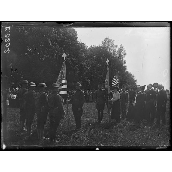 Soulaines. Aube. Remise au 6eme régiment américain de deux drapeaux offerts par les descendants du Maréchal de Rochambeau. La remise de drapeaux. [légende d'origine]