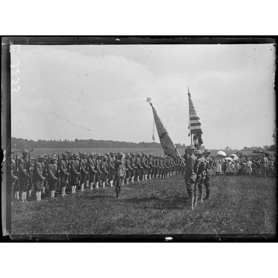 Solaines.Aube. Remise de drapeaux au 6e régiment d'infanterie américain, offerts par les descendants du maréchal de Rochambeau. La présentation des drapeaux au régiment. [légende d'origine]