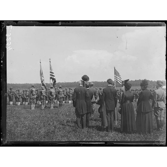 Soulaines. Aube. Remise au 6eme régiment américain de deux drapeaux offerts par les descendants du Maréchal de Rochambeau. La présentation des drapeaux au régiment. [légende d'origine]