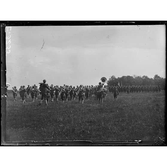 Soulaines. Aube. Remise au 6eme régiment américain de deux drapeaux offerts par les descendants du Maréchal de Rochambeau. La présentation des drapeaux au régiment. [légende d'origine]