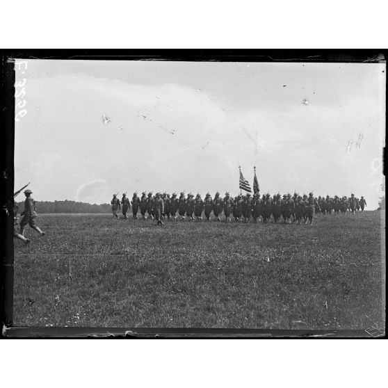 Soulaines. Aube. Remise au 6eme régiment américain de deux drapeaux offerts par les descendants du Maréchal de Rochambeau. La présentation des drapeaux au régiment. [légende d'origine]