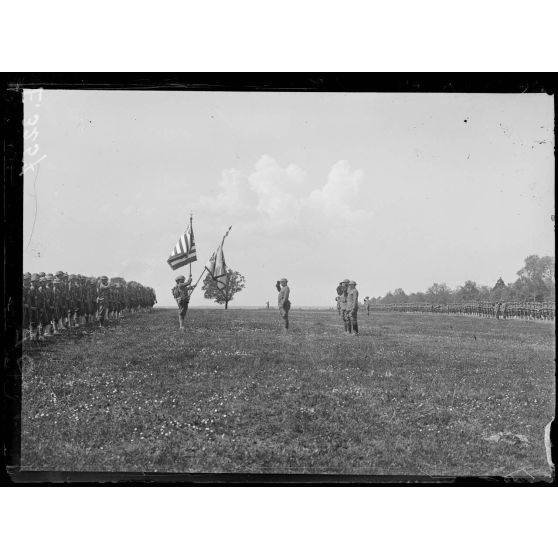 Soulaines. Aube. Remise au 6eme régiment américain de deux drapeaux offerts par les descendants du Maréchal de Rochambeau. Le salut aux drapeaux. [légende d'origine]