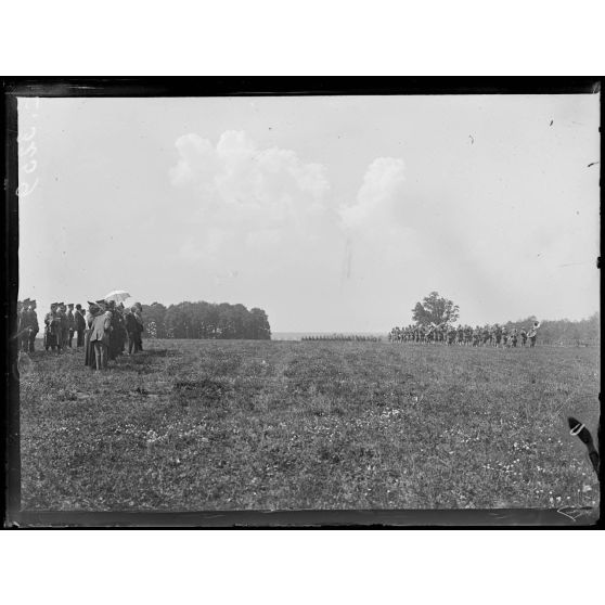 [Soulaines.Aube.Remise au 6eme régiment américain de deux drapeaux offerts par les descendants du Maréchal de Rochambeau.Le défilé du régiment après le cérémonie.]
