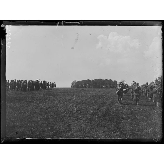 [Soulaines.Aube.Remise au 6eme régiment américain de deux drapeaux offerts par les descendants du Maréchal de Rochambeau.Le défilé du régiment après le cérémonie.]
