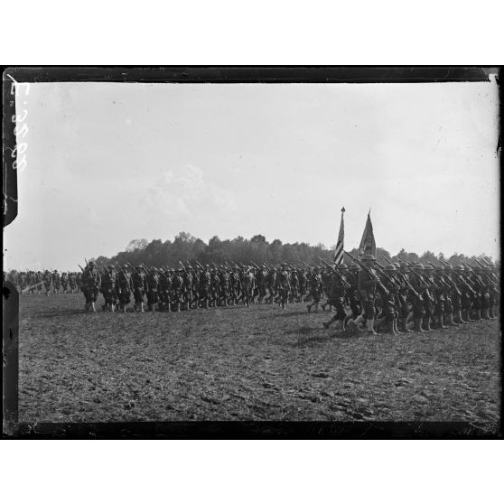 Soulaines. Aube. Remise au 6eme régiment américain de deux drapeaux offerts par les descendants du Maréchal de Rochambeau. Le défilé du régiment après le cérémonie. [légende d'origine]