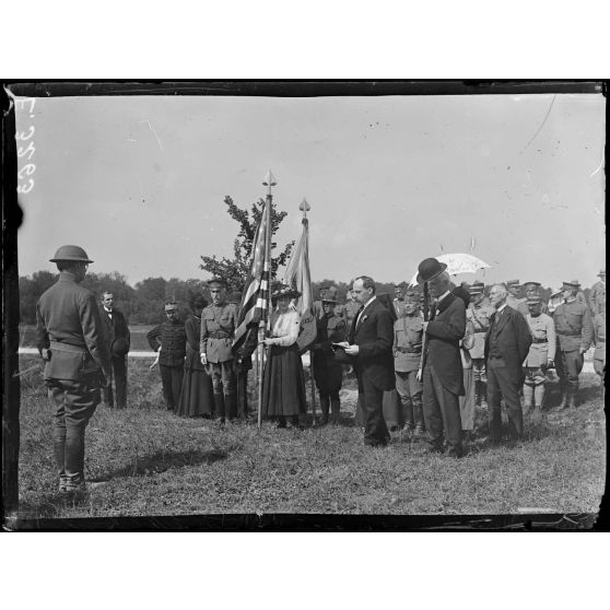 Ville sur Terre. Aube. Remise au 11e régiment américain de deux drapeaux offerts par les descendants du Maréchal de Rochambeau. Le discours du Marquid de Dompierre. [légende d'origine]