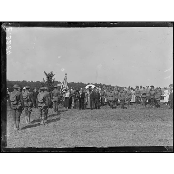 Ville sur Terre. Aube. Remise au 11e régiment américain de deux drapeaux offerts par les descendants du Maréchal de Rochambeau. Le discours du Marquis de Dompierre. [légende d'origine]