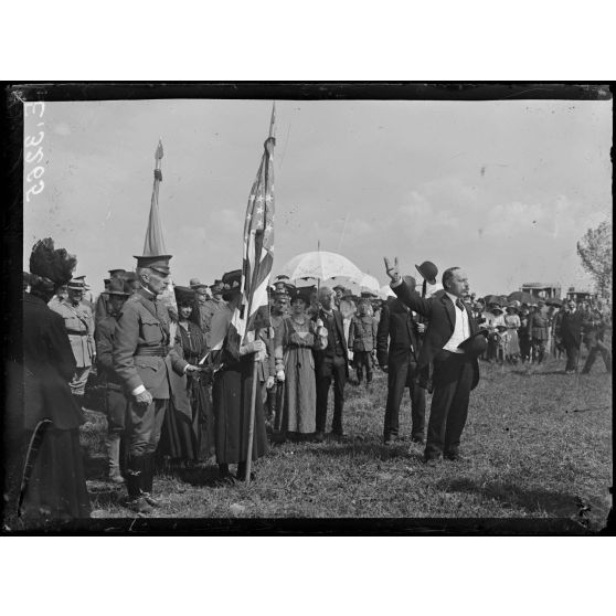 Ville sur Terre. Aube. Remise au 11e régiment américain de deux drapeaux offerts par les descendants du Maréchal de Rochambeau. Le discours du Marquis de Dompierre. [légende d'origine]