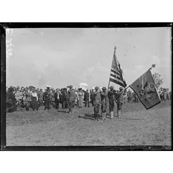 Ville sur Terre. Aube. Remise au 11e régiment américain de deux drapeaux offerts par les descendants du Maréchal de Rochambeau. La présentation des drapeaux au régiment. [légende d'origine]