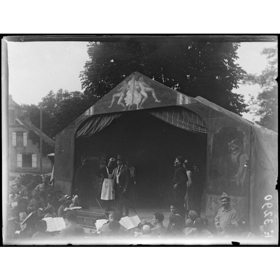 Villers Allerand. Marne. Cinéma concert de la 3eme Division coloniale. La représentation. [légende d'origine]