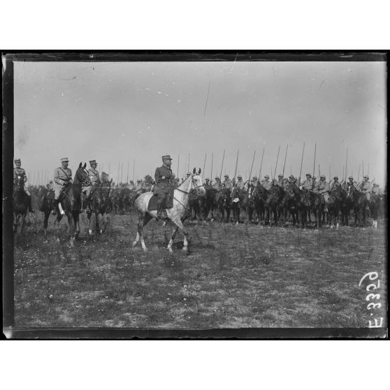 [Revue de la 1re Division de cavalerie.]