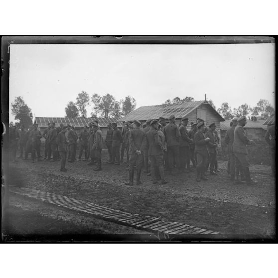 Vitry le François. Marne. Camp de prisonniers. Prisonniers faits par la 4eme armée. [légende d'origine]
