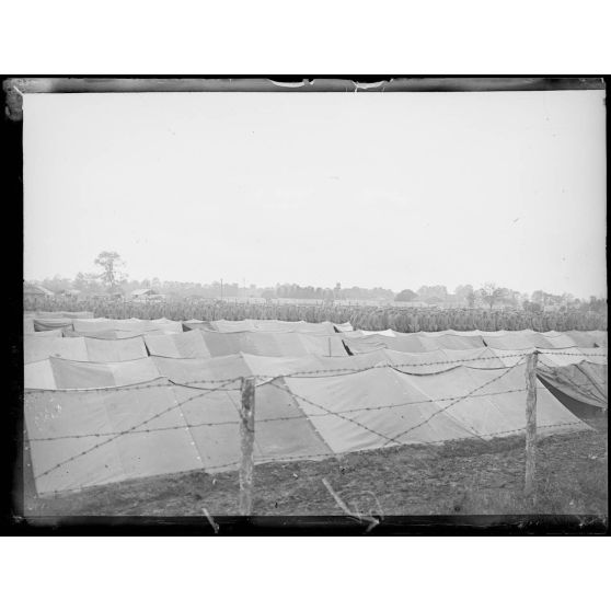 Vitry le François. Marne. Camp de prisonniers. Le rassemblement. [légende d'origine]