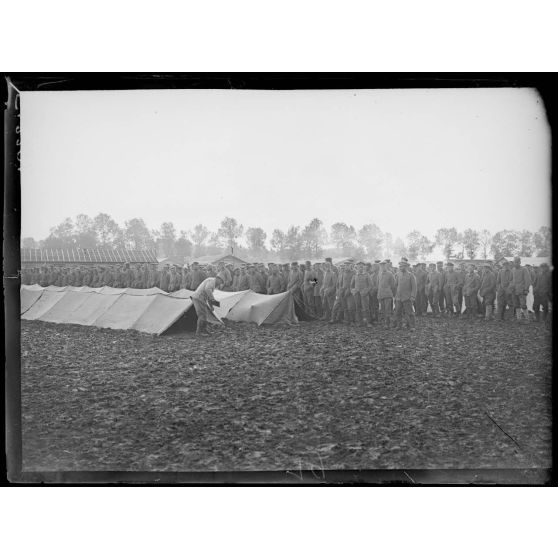 Vitry le François. Marne. Camp de prisonniers. Le rassemblement pour l'appel. [légende d'origine]