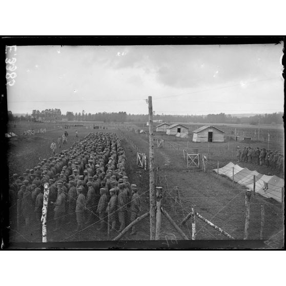 Vitry le François. Marne. Camp de prisonniers. L'inspection par le commandant du camp. [légende d'origine]