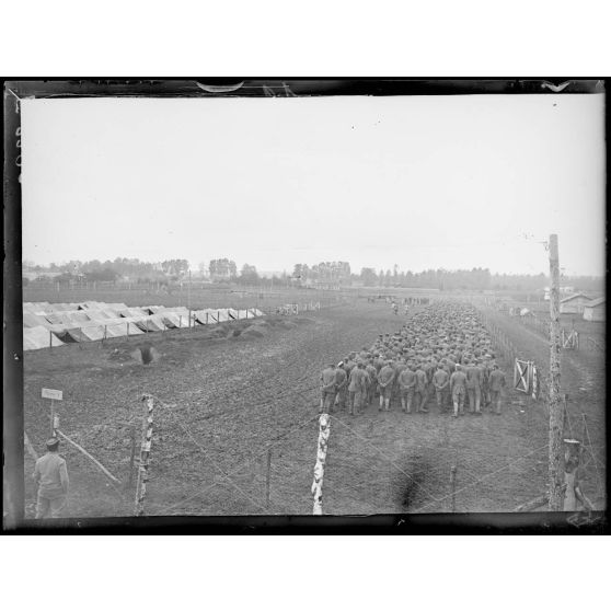 Vitry le François. Marne. Camp de prisonniers. Le départ au travail. [légende d'origine]
