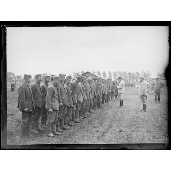 Vitry le François. Marne. Camp de prisonniers. Prisonniers de la garde faits par la 4eme armée. [légende d'origine]