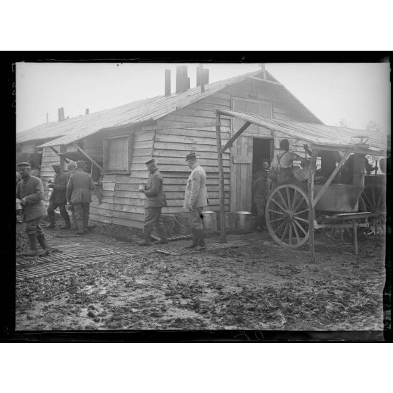 Vitry le François. Marne. Camp de prisonniers. Les cuisines à l'heure de la soupe. [légende d'origine]