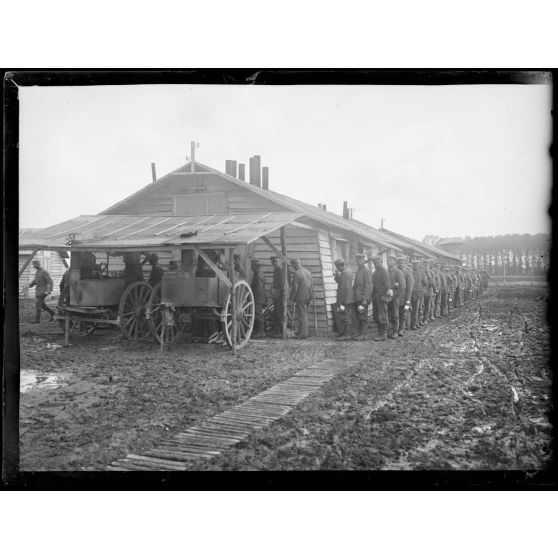 Vitry le François. Marne. Camp de prisonniers. Les cuisines à l'heure de la soupe. [légende d'origine]