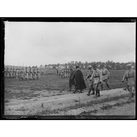 Sept Saulx. Marne. Remise de décorations aux 53eme et 142eme d'infanterie par le Président de la République. Arrivée du Président et du général Gouraud. [légende d'origine]