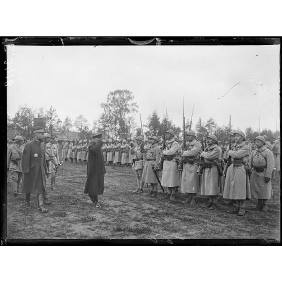 Sept Saulx. Marne. Remise de décorations aux 53 eme et 142eme d'infanterie par le Président de la République. Le Président et le général Gouraud passent devant les troupes. [légende d'origine]