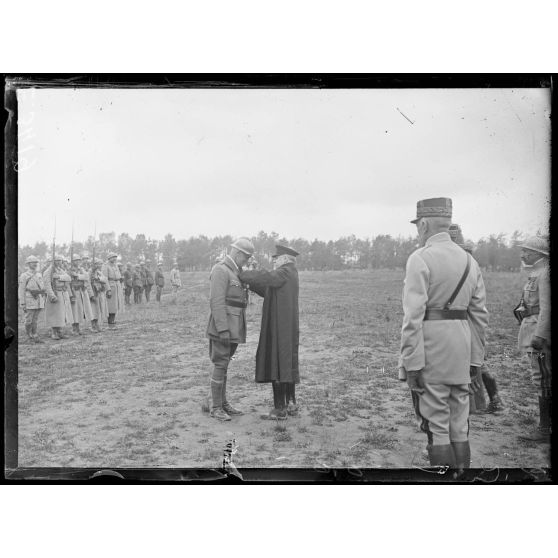 Sept Saulx. Marne. Remise de décorations aux 53 eme et 142eme d'infanterie par le Président de la République. Le Président remet des décorations. [légende d'origine]