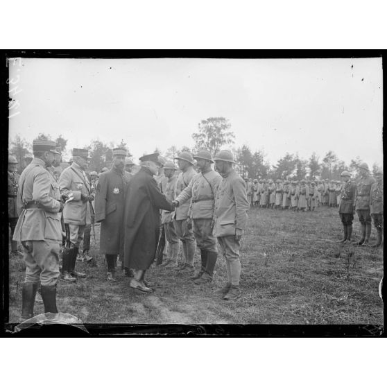 Sept Saulx. Marne. Remise de décorations aux 53 eme et 142eme d'infanterie par le Président de la République. Le Président félicite un soldat qu'il vient de décorer. [légende d'origine]