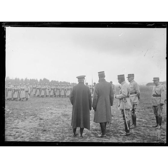 Sept Saulx. Marne. Remise de décorations aux 53 eme et 142eme d'infanterie par le Président de la République. Le Président et le général Gouraud devant les troupes. [légende d'origine]