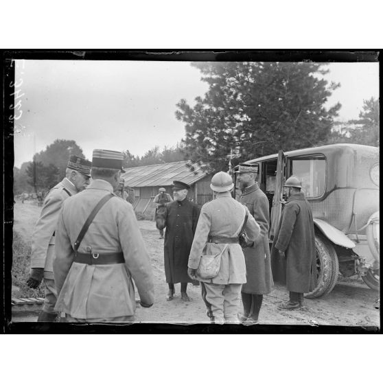 Sept Saulx. Marne. Remise de décorations aux 53 eme et 142eme d'infanterie par le Président de la République. Le départ du Président. [légende d'origine]