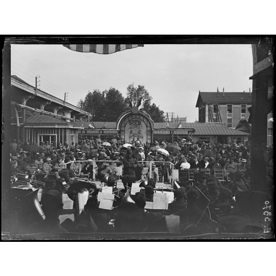 Châlons sur Marne. "L'Independence Day". Concert à la cantine franco-américaine par le 369eme d'infanterie américaine. [légende d'origine]