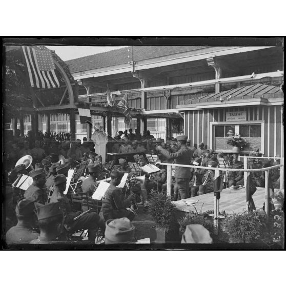 Châlons sur Marne. "L'Independence Day". Concert à la cantine franco-américaine. [légende d'origine]