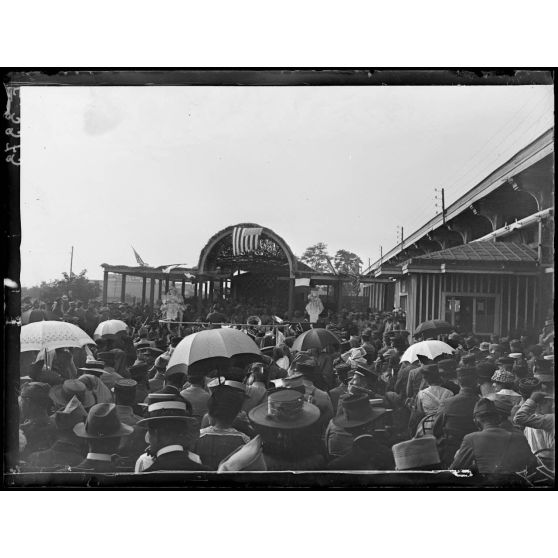 Châlons sur Marne. "L'Independence Day". Concert à la cantine franco-américaine. Les spectateurs. [légende d'origine]