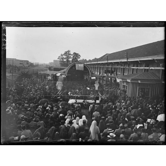 Châlons sur Marne. "L'Independence Day". Concert à la cantine franco-américaine. La scène. [légende d'origine]