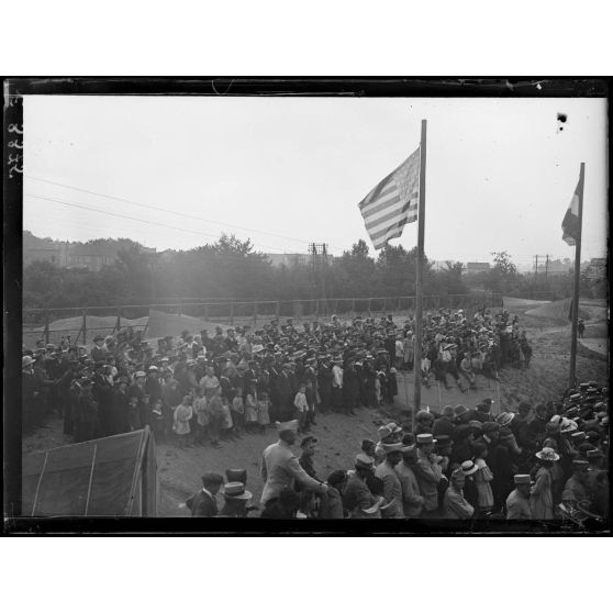 Châlons sur Marne. "L'Independence Day". Concert à la cantine franco-américaine. Un coin du public. [légende d'origine]