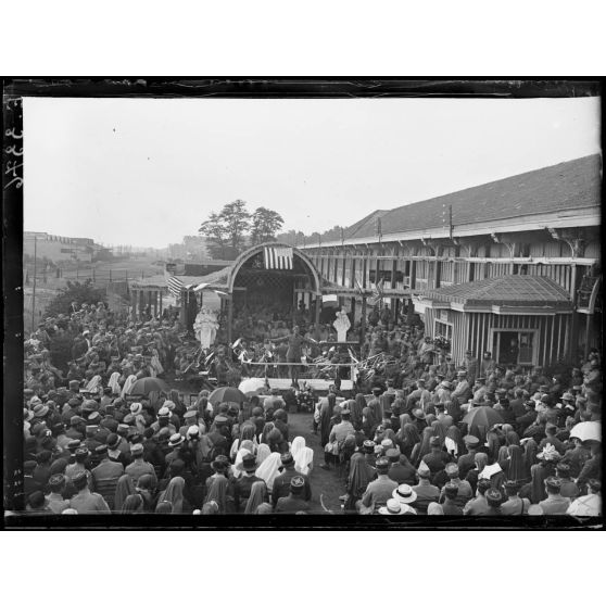 Châlons sur Marne. "L'Independence Day". Concert à la cantine franco-américaine. Un artiste en scène. [légende d'origine]