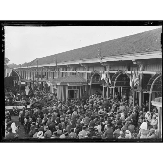 Châlons sur Marne. "L'Independence Day". Concert à la cantine franco-américaine. Les spectateurs. [légende d'origine]