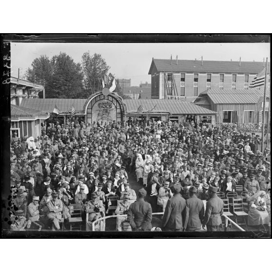 Châlons sur Marne. "L'Independence Day". Concert à la cantine franco-américaine. Les spectateurs. [légende d'origine]